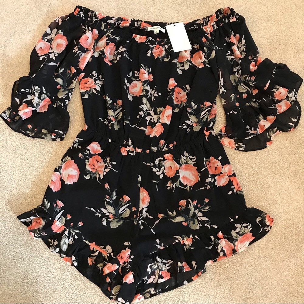 Eesome NWT floral romper. Pretty, flowing sleeves withe flattering ruffles